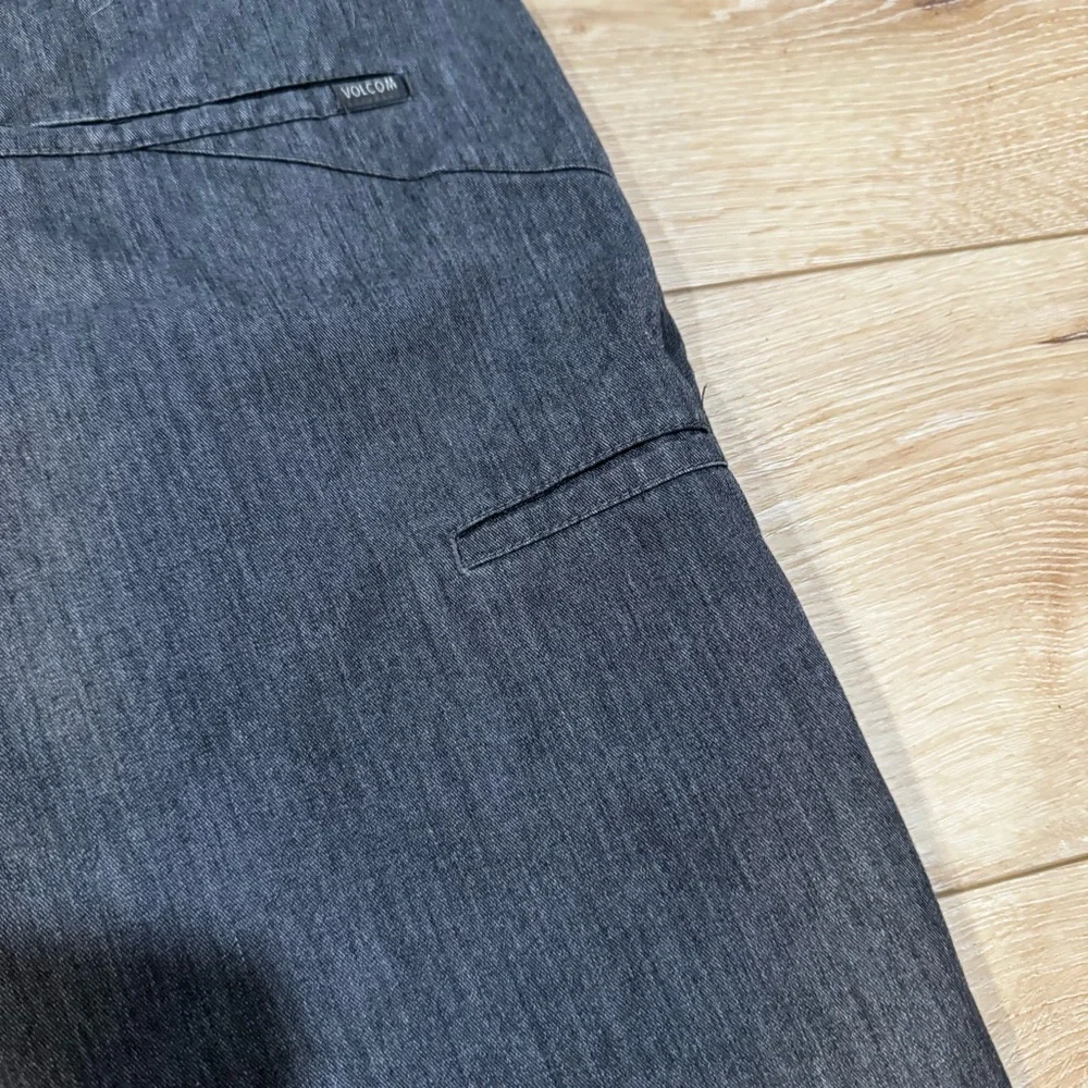 Volcom dark gray men's mid length shorts, zipper button closure, pockets, 32. - Picture 11 of 15